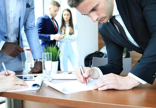 Imagen del equipo empresarial sentado a la mesa y discutiendo un nuevo proyecto — Foto de Stock