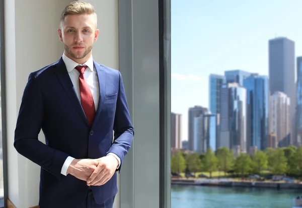 Un joven hombre de negocios guapo en la oficina — Foto de Stock