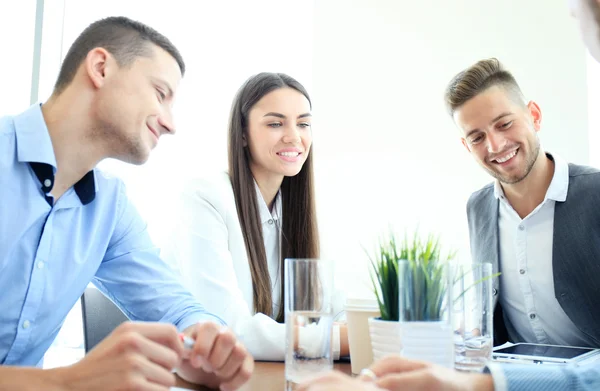 Uomini d'affari che lavorano a un nuovo progetto in un ufficio moderno — Foto Stock