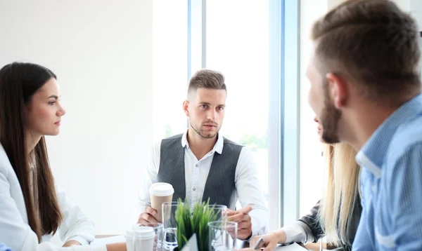 Affärsmän som arbetar med nytt projekt på modernt kontor — Stockfoto