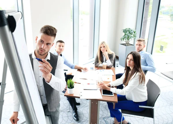 Affärsman gav en presentation om blädderblock — Stockfoto