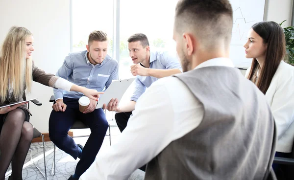 Бізнес команда обговорює разом бізнес-плани — стокове фото