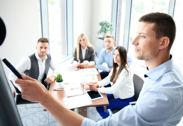 Zakenman geeft een presentatie — Stockfoto