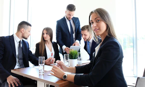 Grupo de personas en segundo plano en la oficina brillante moderna en interiores —  Fotos de Stock