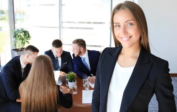 Rostro de mujer hermosa en el fondo de la gente de negocios —  Fotos de Stock