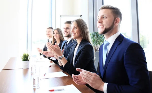 Fénykép a boldog üzletemberek tapsolt konferencián — Stock Fotó