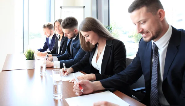 Glimlachende zakenvrouw kijken camera op seminar — Stockfoto