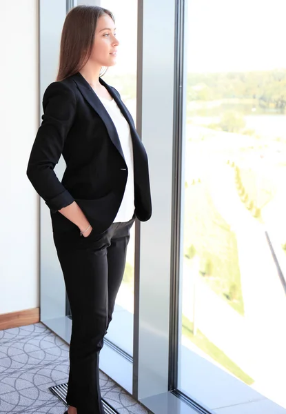 Moderne zakenvrouw op kantoor met kopieerruimte — Stockfoto
