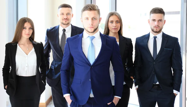 Retrato de uma equipe de negócios profissional olhando com confiança para a câmera — Fotografia de Stock