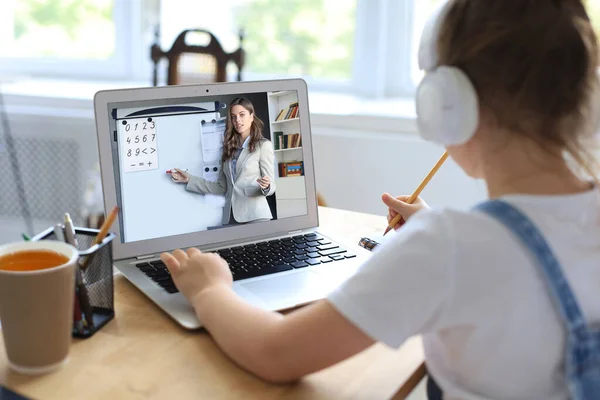 Mesafe öğrenme. Çevrimiçi e-öğrenme sisteminde çalışırken dizüstü bilgisayar kullanan neşeli küçük kız.