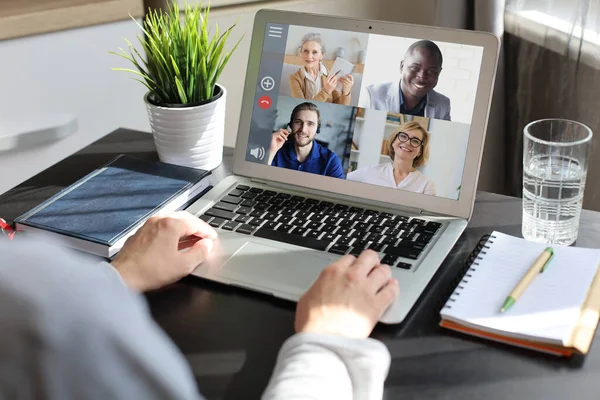 Junge Frau arbeitet während Selbstisolierung und Quarantäne von zu Hause aus. Arbeiten Sie online und bleiben Sie zu Hause. Coronavirus-Ausbruch, Grippeepidemie und Covid-19. — Stockfoto