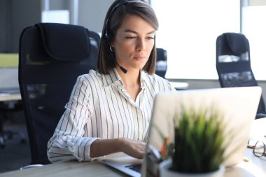 Kulaklıklı ve gülümseyen kadın müşteri destek operatörü