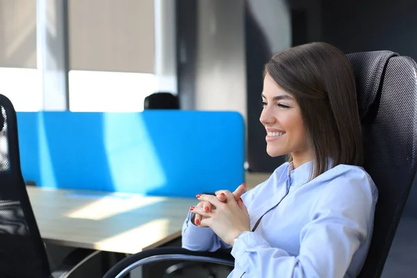 Χαμογελώντας Σύγχρονη Γυναίκα Σκέφτεται Τις Επιχειρήσεις Ενώ Εργάζονται Στο Γραφείο — Φωτογραφία Αρχείου