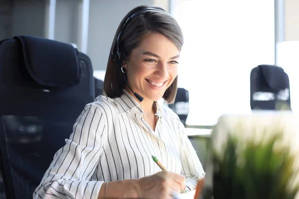 Krásná Usmívající Call Centrum Pracovník Sluchátkách Pracuje Moderní Kanceláři — Stock fotografie