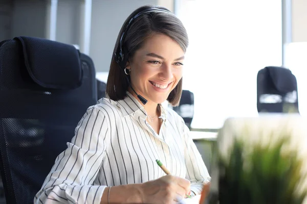 Vackra Leende Call Center Arbetare Hörlurar Arbetar Moderna Kontor — Stockfoto