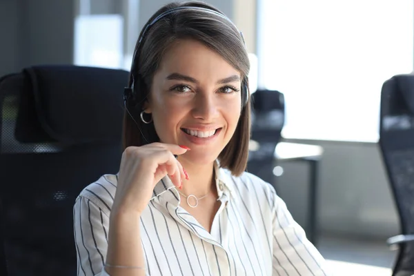 Prachtige Glimlachende Call Center Werknemer Hoofdtelefoon Werkt Modern Kantoor — Stockfoto