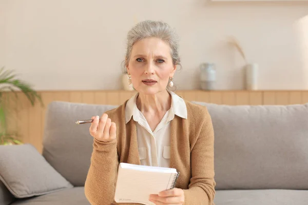 Attraktiv Mogen Kvinna Som Sitter Soffan Och Antecknar Dagboken — Stockfoto