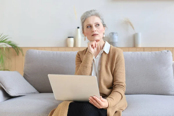 Glada Medelålders Kvinna Som Använder Laptop När Sitter Soffan Hemma — Stockfoto