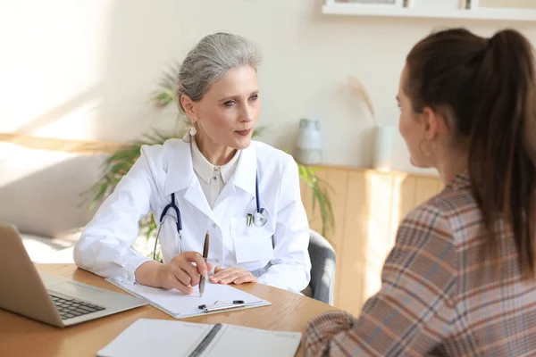 Terapeuta Médica Mediana Edad Consulta Con Paciente Consultorio —  Fotos de Stock