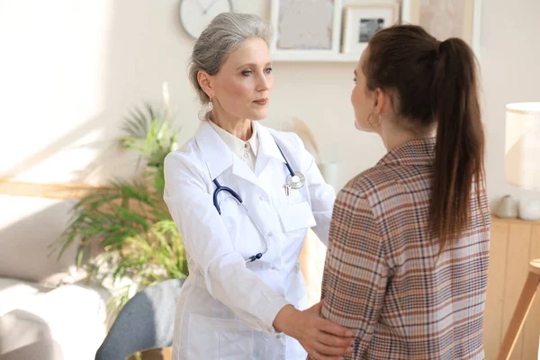 Vänlig Medelålders Kvinnlig Läkare Uppmuntrande Stödja Patienten Efter Läkarundersökning — Stockfoto