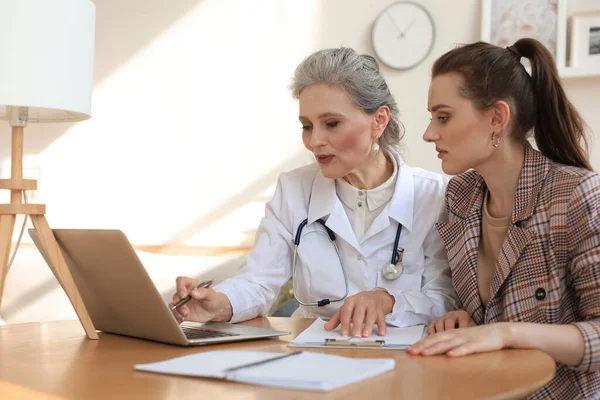 Terapeuta Médica Mediana Edad Consulta Con Paciente Consultorio — Foto de Stock