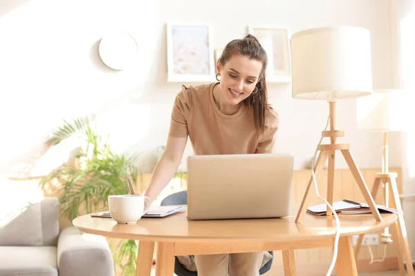 Joven Mujer Negocios Pie Oficina Casa Leyendo Notas — Foto de Stock