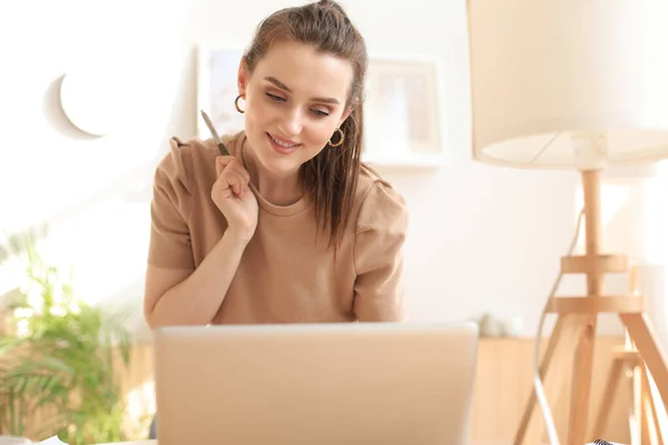 Jeune Femme Affaires Debout Dans Son Bureau Maison Notes Lecture — Photo