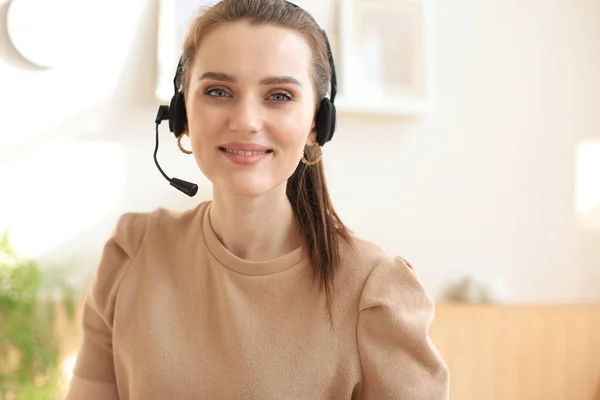 Opérateur Soutien Clientèle Féminin Avec Casque Sourire — Photo