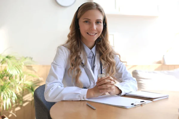 Sonriente Atractiva Doctora Hablando Cámara Con Paciente — Foto de Stock