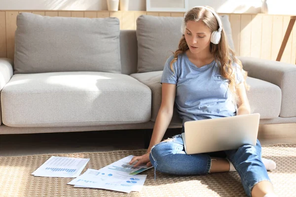 Imagem Mulher Bonita Trabalhando Com Laptop Enquanto Sentado Chão Casa — Fotografia de Stock