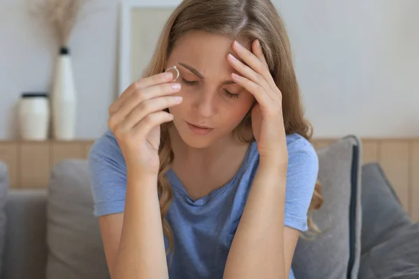 Traurige Frau Sitzt Auf Einem Sofa Wohnzimmer — Stockfoto