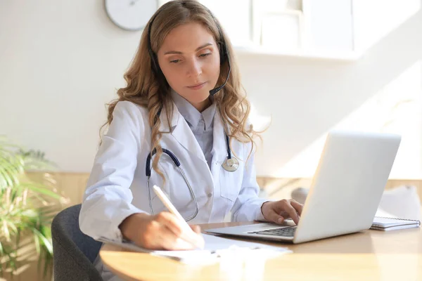 Geconcentreerde Arts Werkt Online Met Een Laptop Zittend Een Bureau — Stockfoto