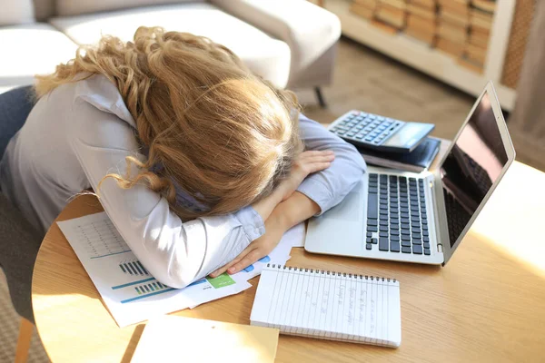 Zmęczona Przepracowaną Kobietą Odpoczywającą Podczas Pracy Laptopie — Zdjęcie stockowe