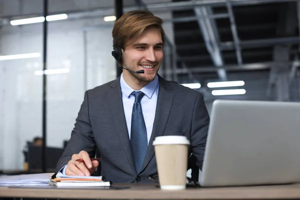 Lächelnder Männlicher Call Center Betreiber Mit Kopfhörern Sitzt Modernen Büro — Stockfoto