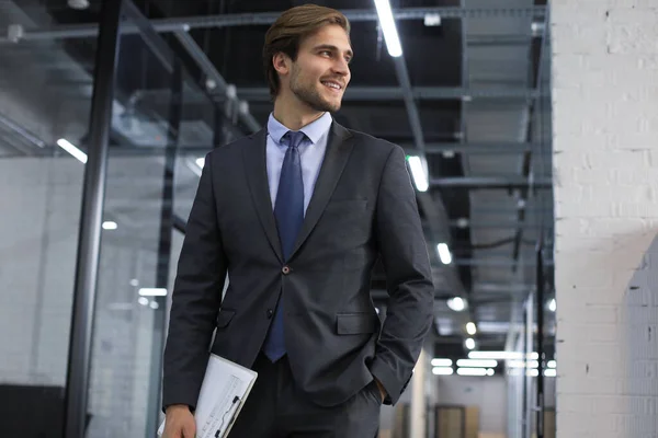 Όμορφος Νέος Επιχειρηματίας Που Περπατάει Στο Διάδρομο Του Γραφείου — Φωτογραφία Αρχείου