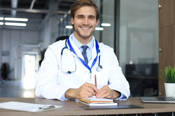Sorrindo Bonito Médico Masculino Falando Câmera Com Paciente — Fotografia de Stock
