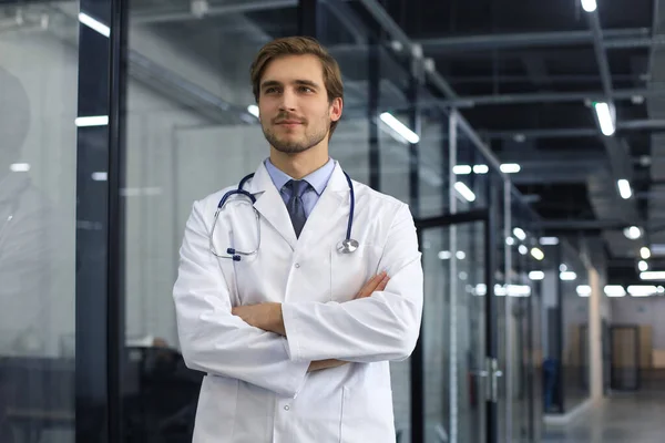 Ritratto Giovane Medico Maschio Con Stetoscopio Primo Piano — Foto Stock