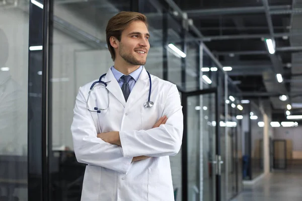 Ritratto Medico Piedi Nel Corridoio Dell Ospedale Con Camice Laboratorio — Foto Stock