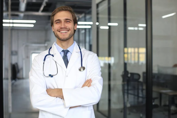 Beau Jeune Médecin Amical Sur Couloir Hôpital Regardant Caméra Souriant — Photo