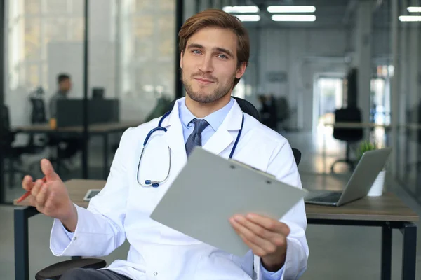 Souriant Beau Médecin Masculin Parlant Caméra Avec Patient — Photo