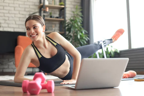 Fitness Bella Donna Magra Facendo Plancia Laterale Con Elastico Guardando — Foto Stock