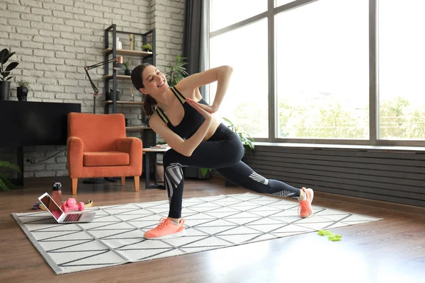 Mujer Fitness Haciendo Ejercicios Ataque Hacia Adelante Viendo Tutoriales Línea —  Fotos de Stock