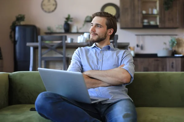 Koncentrerad Ung Frilansare Affärsman Sitter Soffan Med Bärbar Dator Arbetar — Stockfoto