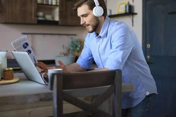 Confident Man Wearing Headset Speaking Watching Business Webinar Training Listening — Stock Photo, Image