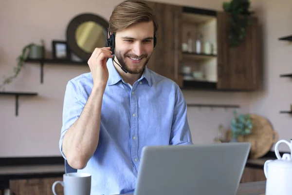 Freiberufler Spricht Mit Headsets Und Berät Kunden Vom Home Office — Stockfoto