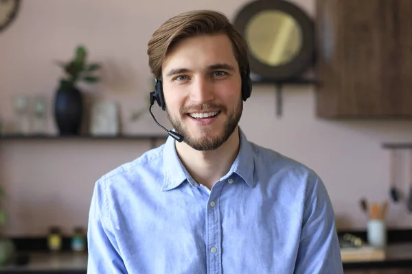 Opérateur Support Client Masculin Avec Casque Sourire — Photo