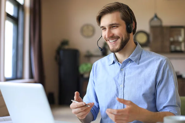 Serbest Çalışan Kulaklıklarla Konuşan Merkez Ofisteki Müşterilere Danışan Biri — Stok fotoğraf