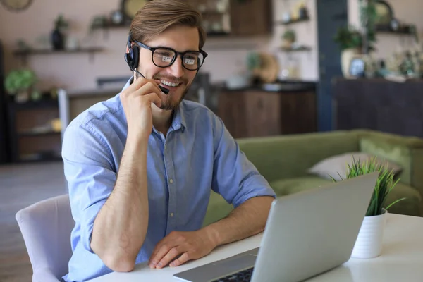 Freiberufler Spricht Mit Headsets Und Berät Kunden Vom Home Office — Stockfoto