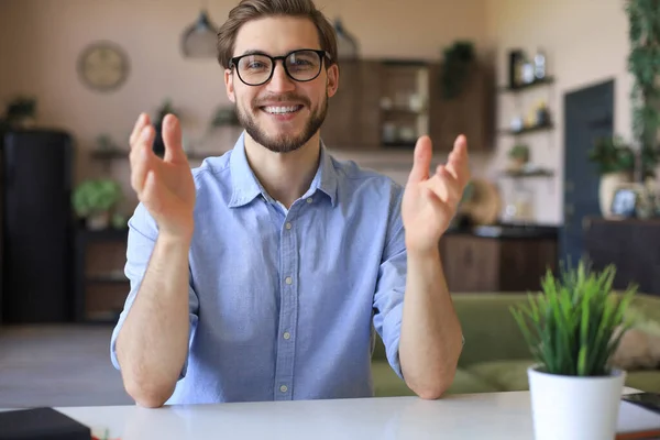 Fiducioso Uomo Affari Felice Occhiali Seduto Casa Sul Posto Lavoro — Foto Stock