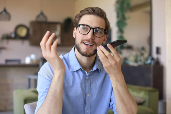 Zelfverzekerde Zakenman Bril Met Smartphone Buurt Van Mond Voor Het — Stockfoto